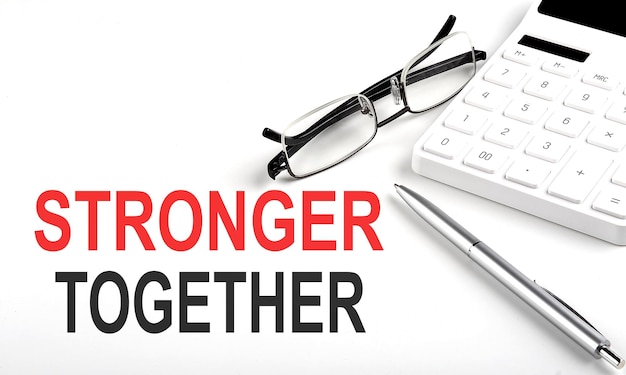 STRONGER TOGETHER 개념 계산기펜 및 흰색 배경에 안경