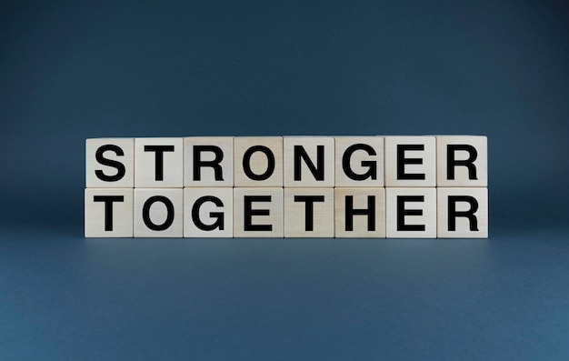 사진 stronger together 큐브는 stronger together라는 단어를 형성합니다.