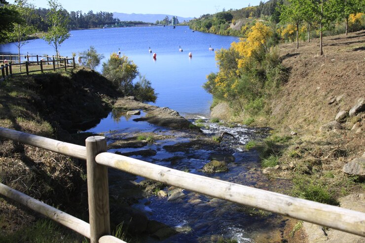 Foto stroom die naar de rivier leidt