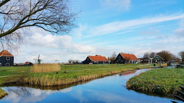 Foto stroom door huizen tegen de lucht