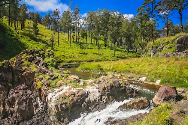 Stroom en waterval op de hellingen van Gunung Rinjani