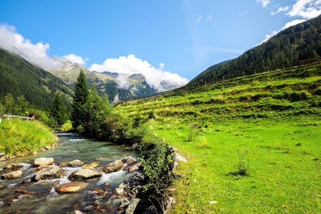 Stroom in de bergen in het nationale park Hohe Tauern in Oostenrijk