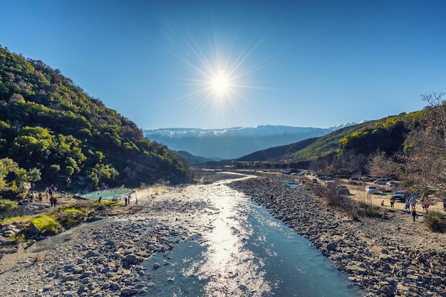 Foto stroom van heet zwavelhoudend water in de thermale baden van permet albania