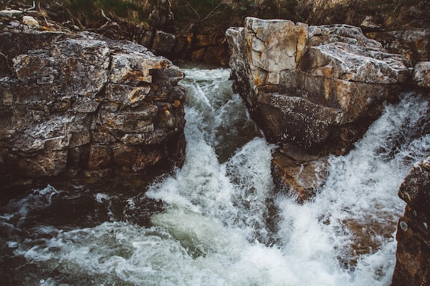 Stroom van rivier tussen stenen en rotsen