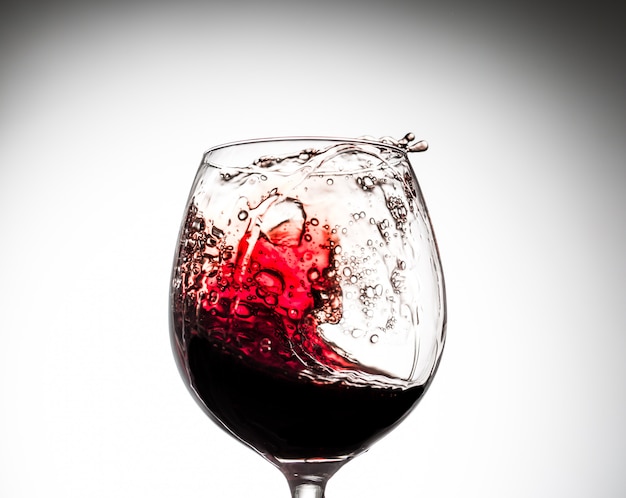 Stroom van wijn die in een glas giet.