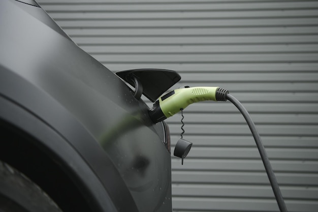 Stroomkabel pomp stekker in het opladen van stroom naar elektrisch voertuig EV auto