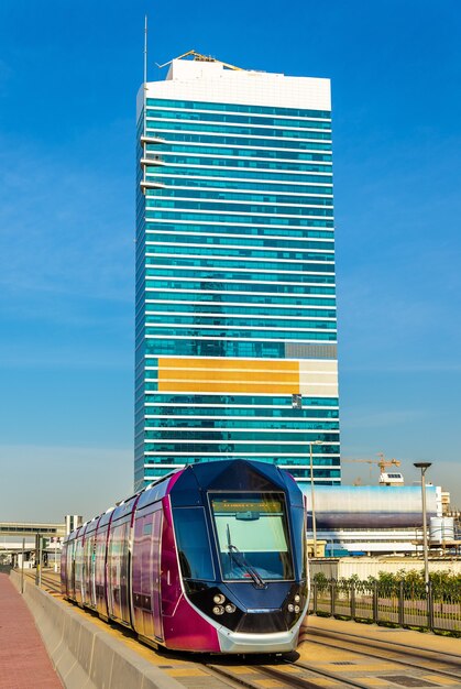 Stroomvoorzieningstram op de begane grond in Jumeirah, Dubai