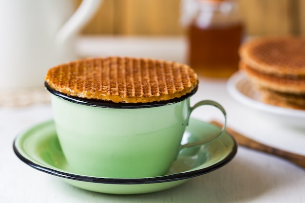 커피 잔에 Stroopwafel