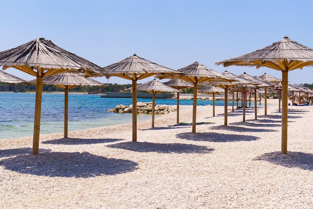 Stroparasols op het strand Lege stranden tijdens quarantaine luxe strand Gebrek aan toeristen