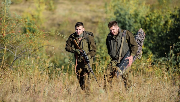 Stroper partner in crime Activiteit voor echte mannen concept Jagers jachtopzieners op zoek naar dier of vogel Illegale jacht Jagers vrienden genieten van vrije tijd Jagers met geweren in de natuur omgeving