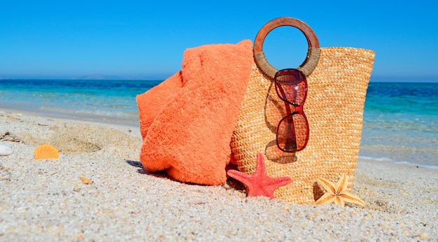 Strozak met zonnebril en strandlaken op het strand