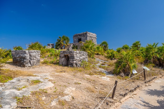 トゥルムリビエラマヤユカタンカリブ海メキシコのビーチマヤ遺跡近くの丘の上の構造45の提供物