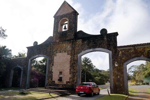 Каменное сооружение, которое служит порталом на дороге в Грасиозу в Бразилии.