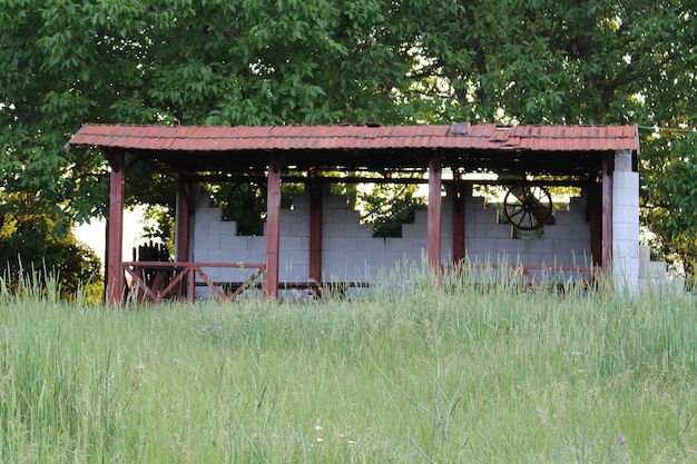Photo a structure in a field