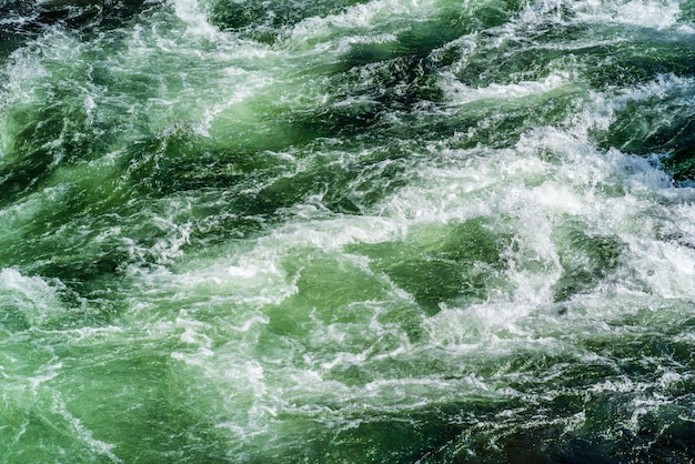 Struttura della superficie ribollente del fiume di montagna. russia, altai, fiume chulyshman