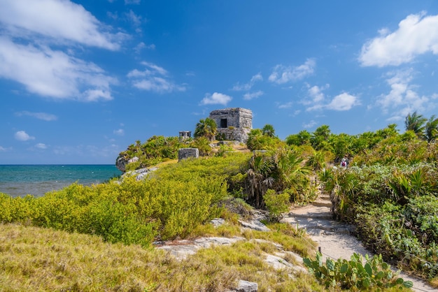 Structuur 45 offertories op de heuvel bij het strand Maya-ruïnes in Tulum Riviera Maya Yucatan Caribische Zee Mexico