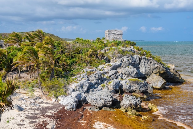 Structuur 45 offertories op de heuvel bij het strand Maya-ruïnes in Tulum Riviera Maya Yucatan Caribische Zee Mexico