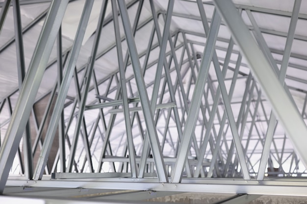 Structuur van stalen dakframe voor bouwconstructie abstract metalen achtergrondontwerp