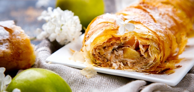 Strudel Apple en suikerpoeder. Biscuit