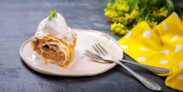 Strudel di mele e zucchero in polvere.