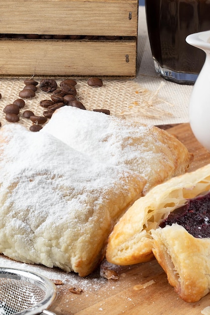 Strudel of blackberry covered with sugar .