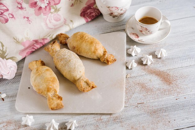 Strudeldessert op de witte houten baclground