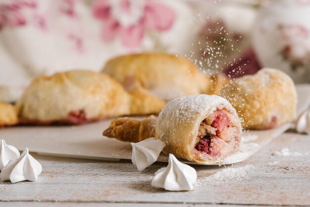 Strudeldessert op de witte houten baclground