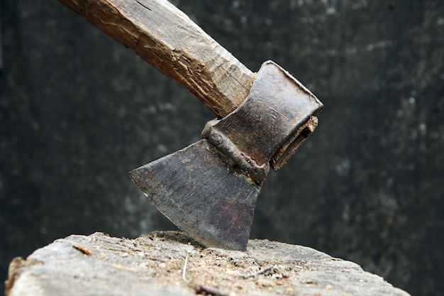 Stucked Axe op de zwarte achtergrond