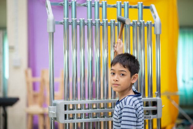 Student aan de Arts School met percussie-instrument