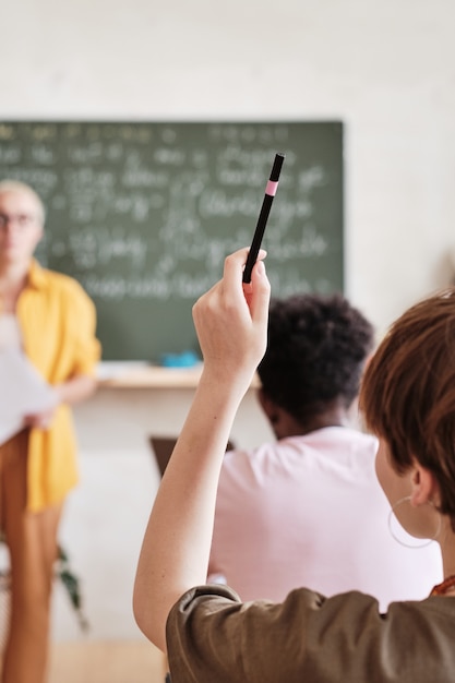 Student aan het werk in de klas