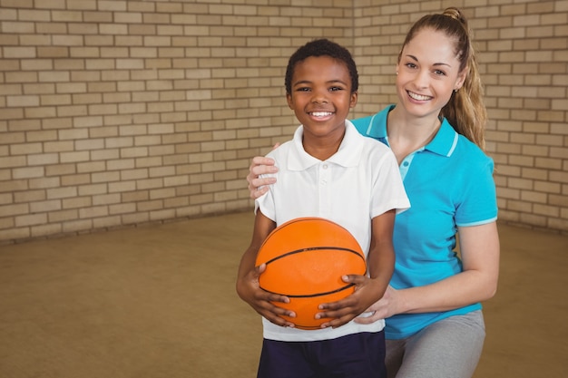 Student bedrijf basketbal met leraar