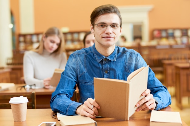 Student bezoekt vaak wetenschappelijke bibliotheek