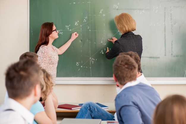 Studente su una lavagna