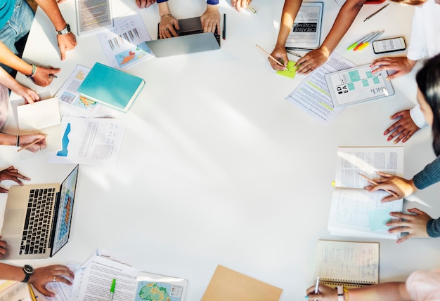 Amici del compagno di classe che comprendono concetto di studio