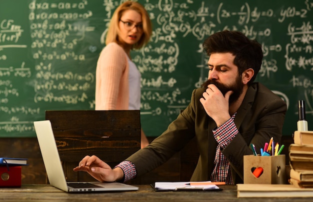 Conferenza studentesca in uno spazio di coworking interno loft utilizzando dispositivi digitali e wifi l'insegnante o il tutor aiuta i bambini in età prescolare le persone che imparano l'istruzione e il concetto di scuola