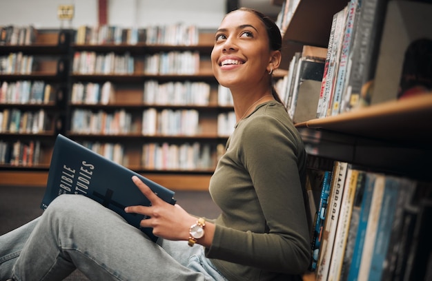 Student denken en boeken lezen bibliotheekvloer voor kennis hogeschool onderwijs en onderzoeksplanning Universitaire boekhandel jong meisje leren en blije visie voor studiebeurs of studie voor examen