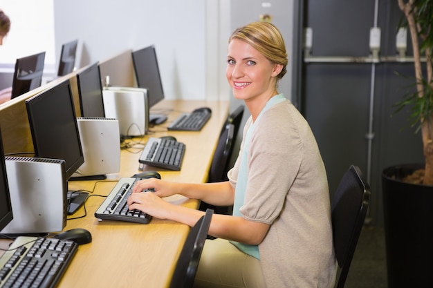 Student die aan computer in klaslokaal werkt