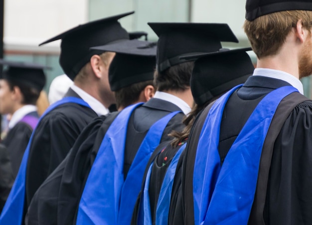 Student die afstudeert met een universitair diploma