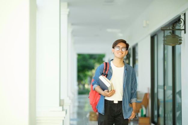 Student die buiten staat en boeken vasthoudt