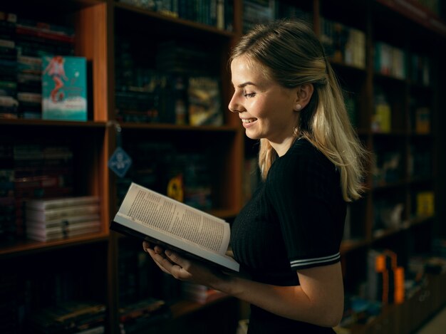 Student die een boek in de bibliotheek leest