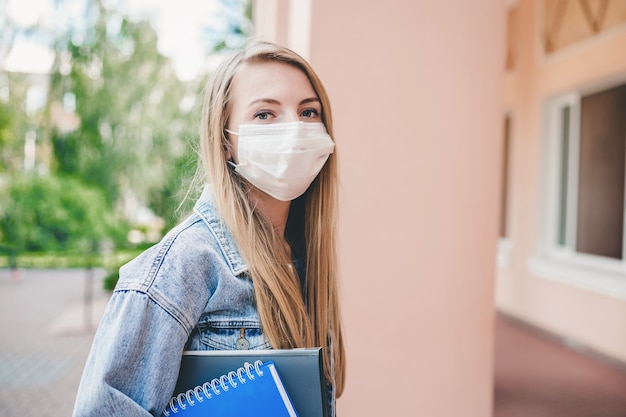 student die een medisch beschermend masker draagt