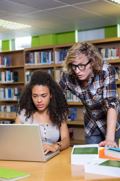 Student die hulp van klasgenoot in bibliotheek krijgt