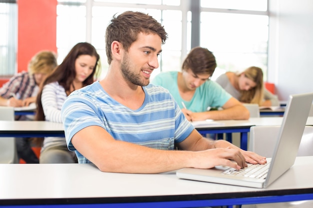 Student die laptop in klaslokaal met behulp van