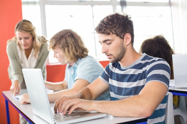 Student die laptop in klaslokaal met behulp van