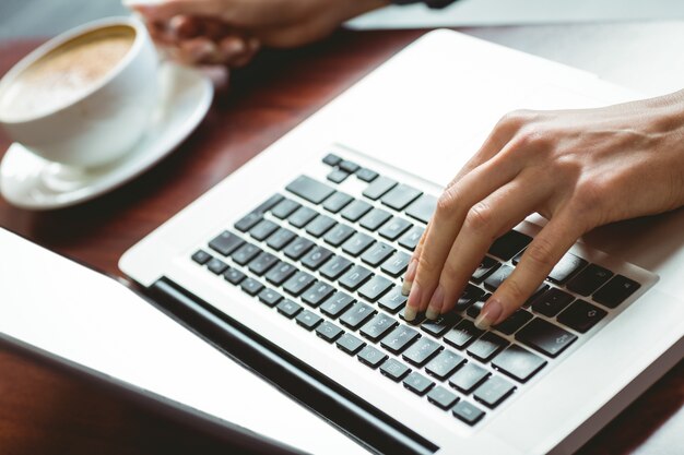 Student die laptop in koffie met behulp van