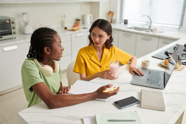 Student die moeilijk onderwerp uitlegt