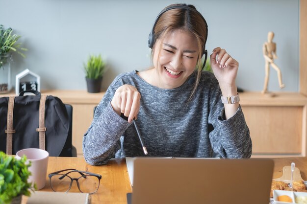 Student die thuis leert met online les per laptopcomputer. E-learning, online, onderwijs en sociale afstand op internet beschermen tegen het concept van COVID-19-virussen.