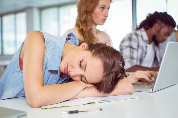 Foto student die tijdens een klasse dozeren