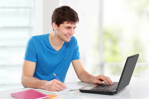 Student die zijn laptop met behulp van