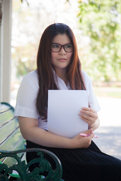 Student draagt ​​een bril die documenten vasthoudt